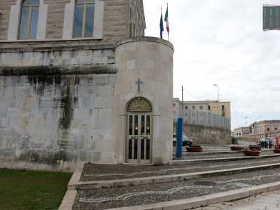 E� riconoscibile da una croce, presente su una porta a vetri
